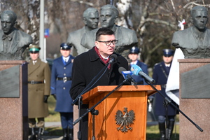 Policjanci i inne służby mundurowe podczas obchodów Dnia Pamięci Żołnierzy Wyklętych