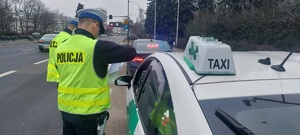 Policjanci w trakcie kontroli pojazdów