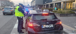 Policjanci w trakcie kontroli pojazdów