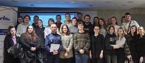 Funkcjonariusz razem ze studentami ELSA. Zdjęcie grupowe.