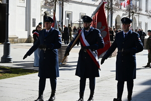 Na Placu Farnym w Rzeszowie odbyły się obchody 106. Rocznicy Śmierci płk. Leopolda Lisa-Kuli. Pod pomnikiem odczytany został Apel Pamięci, oddano salwę honorową, a delegacje złożyły wieńce i wiązanki kwiatów. W uroczystości uczestniczył Komendant Wojewódzki Policji w Rzeszowie insp. Andrzej Patrzałek