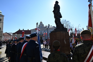 Na Placu Farnym w Rzeszowie odbyły się obchody 106. Rocznicy Śmierci płk. Leopolda Lisa-Kuli. Pod pomnikiem odczytany został Apel Pamięci, oddano salwę honorową, a delegacje złożyły wieńce i wiązanki kwiatów. W uroczystości uczestniczył Komendant Wojewódzki Policji w Rzeszowie insp. Andrzej Patrzałek