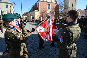 Na Placu Farnym w Rzeszowie odbyły się obchody 106. Rocznicy Śmierci płk. Leopolda Lisa-Kuli. Pod pomnikiem odczytany został Apel Pamięci, oddano salwę honorową, a delegacje złożyły wieńce i wiązanki kwiatów. W uroczystości uczestniczył Komendant Wojewódzki Policji w Rzeszowie insp. Andrzej Patrzałek