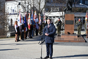 Na Placu Farnym w Rzeszowie odbyły się obchody 106. Rocznicy Śmierci płk. Leopolda Lisa-Kuli. Pod pomnikiem odczytany został Apel Pamięci, oddano salwę honorową, a delegacje złożyły wieńce i wiązanki kwiatów. W uroczystości uczestniczył Komendant Wojewódzki Policji w Rzeszowie insp. Andrzej Patrzałek