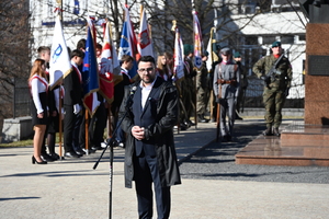 Na Placu Farnym w Rzeszowie odbyły się obchody 106. Rocznicy Śmierci płk. Leopolda Lisa-Kuli. Pod pomnikiem odczytany został Apel Pamięci, oddano salwę honorową, a delegacje złożyły wieńce i wiązanki kwiatów. W uroczystości uczestniczył Komendant Wojewódzki Policji w Rzeszowie insp. Andrzej Patrzałek