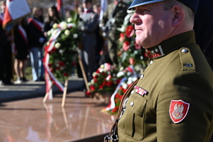 Na Placu Farnym w Rzeszowie odbyły się obchody 106. Rocznicy Śmierci płk. Leopolda Lisa-Kuli. Pod pomnikiem odczytany został Apel Pamięci, oddano salwę honorową, a delegacje złożyły wieńce i wiązanki kwiatów. W uroczystości uczestniczył Komendant Wojewódzki Policji w Rzeszowie insp. Andrzej Patrzałek