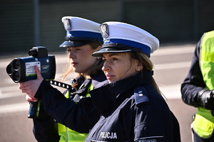 Policjanci ruchu drogowego w trakcie szkolenia z obsługi ręcznych mierników prędkości