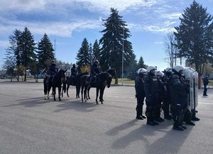 Policyjni jeźdźcy podczas szkolenia z funkcjonariuszami Oddziału Prewencji Policji w Rzeszowie