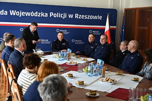 W Komendzie Wojewódzkiej Policji w Rzeszowie odbyło się spotkanie członków Rzeszowskiego Oddziału Ogólnopolskiego Stowarzyszenia „Rodzina Policyjna 1939 r.”. Stowarzyszenie to pełni szczególną rolę w środowisku policyjnym, zajmując się upamiętnieniem funkcjonariuszy Policji Państwowej pomordowanych w czasie II wojny światowej. Wśród zaproszonych gości był Komendant Wojewódzki Policji w Rzeszowie insp. Andrzej Patrzałek