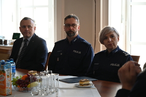 W Komendzie Wojewódzkiej Policji w Rzeszowie odbyło się spotkanie członków Rzeszowskiego Oddziału Ogólnopolskiego Stowarzyszenia „Rodzina Policyjna 1939 r.”. Stowarzyszenie to pełni szczególną rolę w środowisku policyjnym, zajmując się upamiętnieniem funkcjonariuszy Policji Państwowej pomordowanych w czasie II wojny światowej. Wśród zaproszonych gości był Komendant Wojewódzki Policji w Rzeszowie insp. Andrzej Patrzałek