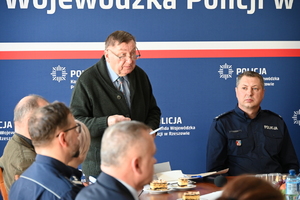 W Komendzie Wojewódzkiej Policji w Rzeszowie odbyło się spotkanie członków Rzeszowskiego Oddziału Ogólnopolskiego Stowarzyszenia „Rodzina Policyjna 1939 r.”. Stowarzyszenie to pełni szczególną rolę w środowisku policyjnym, zajmując się upamiętnieniem funkcjonariuszy Policji Państwowej pomordowanych w czasie II wojny światowej. Wśród zaproszonych gości był Komendant Wojewódzki Policji w Rzeszowie insp. Andrzej Patrzałek