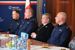 W Komendzie Wojewódzkiej Policji w Rzeszowie odbyło się spotkanie członków Rzeszowskiego Oddziału Ogólnopolskiego Stowarzyszenia „Rodzina Policyjna 1939 r.”. Stowarzyszenie to pełni szczególną rolę w środowisku policyjnym, zajmując się upamiętnieniem funkcjonariuszy Policji Państwowej pomordowanych w czasie II wojny światowej. Wśród zaproszonych gości był Komendant Wojewódzki Policji w Rzeszowie insp. Andrzej Patrzałek