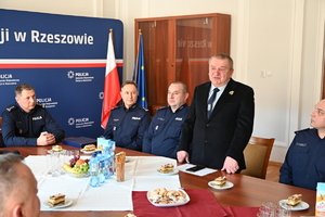 W Komendzie Wojewódzkiej Policji w Rzeszowie odbyło się spotkanie członków Rzeszowskiego Oddziału Ogólnopolskiego Stowarzyszenia „Rodzina Policyjna 1939 r.”. Stowarzyszenie to pełni szczególną rolę w środowisku policyjnym, zajmując się upamiętnieniem funkcjonariuszy Policji Państwowej pomordowanych w czasie II wojny światowej. Wśród zaproszonych gości był Komendant Wojewódzki Policji w Rzeszowie insp. Andrzej Patrzałek