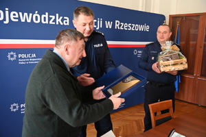 W Komendzie Wojewódzkiej Policji w Rzeszowie odbyło się spotkanie członków Rzeszowskiego Oddziału Ogólnopolskiego Stowarzyszenia „Rodzina Policyjna 1939 r.”. Stowarzyszenie to pełni szczególną rolę w środowisku policyjnym, zajmując się upamiętnieniem funkcjonariuszy Policji Państwowej pomordowanych w czasie II wojny światowej. Wśród zaproszonych gości był Komendant Wojewódzki Policji w Rzeszowie insp. Andrzej Patrzałek