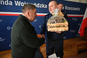 W Komendzie Wojewódzkiej Policji w Rzeszowie odbyło się spotkanie członków Rzeszowskiego Oddziału Ogólnopolskiego Stowarzyszenia „Rodzina Policyjna 1939 r.”. Stowarzyszenie to pełni szczególną rolę w środowisku policyjnym, zajmując się upamiętnieniem funkcjonariuszy Policji Państwowej pomordowanych w czasie II wojny światowej. Wśród zaproszonych gości był Komendant Wojewódzki Policji w Rzeszowie insp. Andrzej Patrzałek