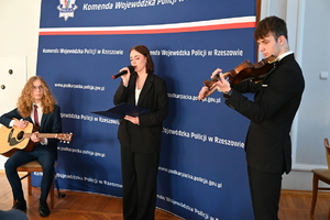 W Komendzie Wojewódzkiej Policji w Rzeszowie odbyło się spotkanie członków Rzeszowskiego Oddziału Ogólnopolskiego Stowarzyszenia „Rodzina Policyjna 1939 r.”. Stowarzyszenie to pełni szczególną rolę w środowisku policyjnym, zajmując się upamiętnieniem funkcjonariuszy Policji Państwowej pomordowanych w czasie II wojny światowej. Wśród zaproszonych gości był Komendant Wojewódzki Policji w Rzeszowie insp. Andrzej Patrzałek