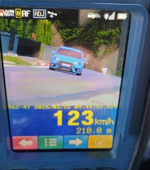 niebieski samochód na wyświetlaczu miernika prędkości