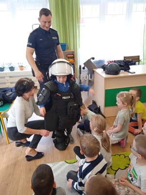 Policjant na spotkaniu z przedszkolakami