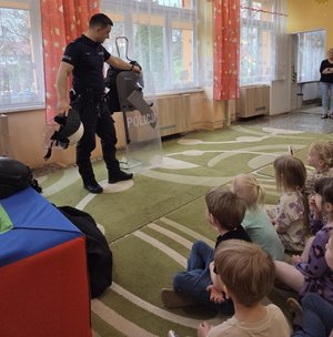 Policjant na spotkaniu z przedszkolakami
