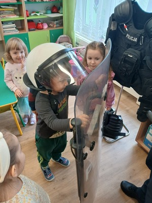 Policjant na spotkaniu z przedszkolakami