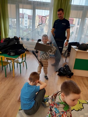 Policjant na spotkaniu z przedszkolakami