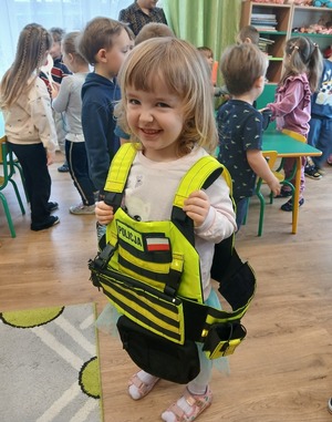 Policjant na spotkaniu z przedszkolakami