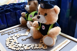 Komendant Wojewódzki Policji w Rzeszowie wraz z Zastępcą podczas spotkania z wdowami i sierotami po poległych policjantach w auli Komendy Wojewódzkiej Policji w Rzeszowie.