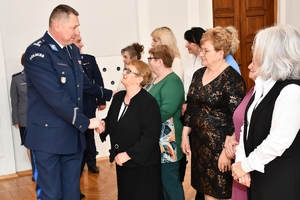 Komendant Wojewódzki Policji w Rzeszowie wraz z Zastępcą podczas spotkania z wdowami i sierotami po poległych policjantach w auli Komendy Wojewódzkiej Policji w Rzeszowie.