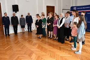 Komendant Wojewódzki Policji w Rzeszowie wraz z Zastępcą podczas spotkania z wdowami i sierotami po poległych policjantach w auli Komendy Wojewódzkiej Policji w Rzeszowie.