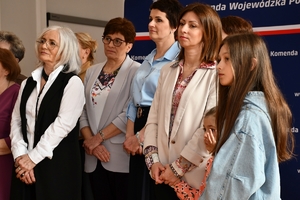 Komendant Wojewódzki Policji w Rzeszowie wraz z Zastępcą podczas spotkania z wdowami i sierotami po poległych policjantach w auli Komendy Wojewódzkiej Policji w Rzeszowie.