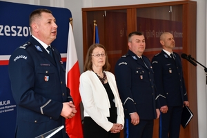 Komendant Wojewódzki Policji w Rzeszowie wraz z Zastępcą podczas spotkania z wdowami i sierotami po poległych policjantach w auli Komendy Wojewódzkiej Policji w Rzeszowie.