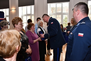 Komendant Wojewódzki Policji w Rzeszowie wraz z Zastępcą podczas spotkania z wdowami i sierotami po poległych policjantach w auli Komendy Wojewódzkiej Policji w Rzeszowie.