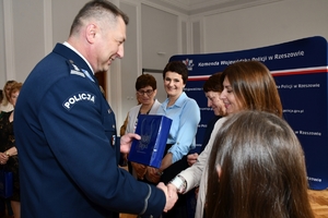 Komendant Wojewódzki Policji w Rzeszowie wraz z Zastępcą podczas spotkania z wdowami i sierotami po poległych policjantach w auli Komendy Wojewódzkiej Policji w Rzeszowie.