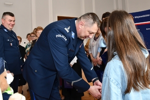 Komendant Wojewódzki Policji w Rzeszowie wraz z Zastępcą podczas spotkania z wdowami i sierotami po poległych policjantach w auli Komendy Wojewódzkiej Policji w Rzeszowie.