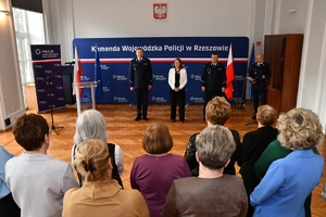 Komendant Wojewódzki Policji w Rzeszowie wraz z Zastępcą podczas spotkania z wdowami i sierotami po poległych policjantach w auli Komendy Wojewódzkiej Policji w Rzeszowie.