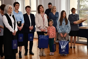 Komendant Wojewódzki Policji w Rzeszowie wraz z Zastępcą podczas spotkania z wdowami i sierotami po poległych policjantach w auli Komendy Wojewódzkiej Policji w Rzeszowie.