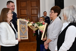 Komendant Wojewódzki Policji w Rzeszowie wraz z Zastępcą podczas spotkania z wdowami i sierotami po poległych policjantach w auli Komendy Wojewódzkiej Policji w Rzeszowie.