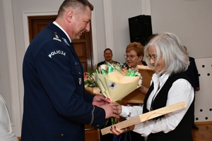 Komendant Wojewódzki Policji w Rzeszowie wraz z Zastępcą podczas spotkania z wdowami i sierotami po poległych policjantach w auli Komendy Wojewódzkiej Policji w Rzeszowie.