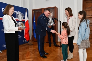 Komendant Wojewódzki Policji w Rzeszowie wraz z Zastępcą podczas spotkania z wdowami i sierotami po poległych policjantach w auli Komendy Wojewódzkiej Policji w Rzeszowie.