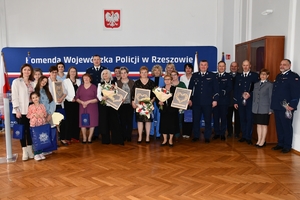 Komendant Wojewódzki Policji w Rzeszowie wraz z Zastępcą podczas spotkania z wdowami i sierotami po poległych policjantach w auli Komendy Wojewódzkiej Policji w Rzeszowie.