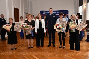 Komendant Wojewódzki Policji w Rzeszowie wraz z Zastępcą podczas spotkania z wdowami i sierotami po poległych policjantach w auli Komendy Wojewódzkiej Policji w Rzeszowie.