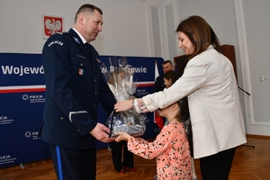 Komendant Wojewódzki Policji w Rzeszowie wraz z Zastępcą podczas spotkania z wdowami i sierotami po poległych policjantach w auli Komendy Wojewódzkiej Policji w Rzeszowie.