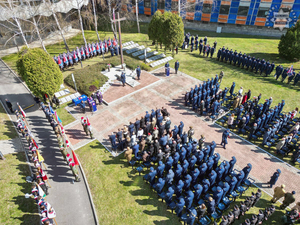 umundurowani policjanci podczas uroczystości