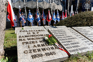 umundurowani policjanci podczas uroczystości