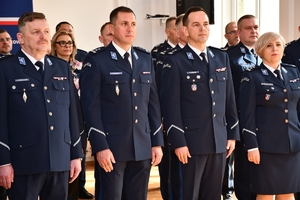 Policjanci i zaproszeni goście podczas spotkania wielkanocnego w auli Komendy Wojewódzkiej Policji w Rzeszowie