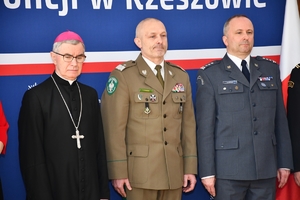 Policjanci i zaproszeni goście podczas spotkania wielkanocnego w auli Komendy Wojewódzkiej Policji w Rzeszowie