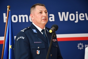 Policjanci i zaproszeni goście podczas spotkania wielkanocnego w auli Komendy Wojewódzkiej Policji w Rzeszowie