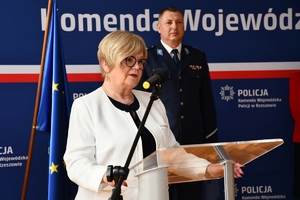 Policjanci i zaproszeni goście podczas spotkania wielkanocnego w auli Komendy Wojewódzkiej Policji w Rzeszowie