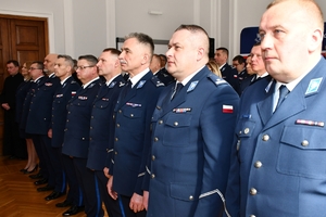 Policjanci i zaproszeni goście podczas spotkania wielkanocnego w auli Komendy Wojewódzkiej Policji w Rzeszowie