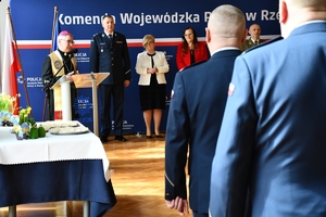 Policjanci i zaproszeni goście podczas spotkania wielkanocnego w auli Komendy Wojewódzkiej Policji w Rzeszowie